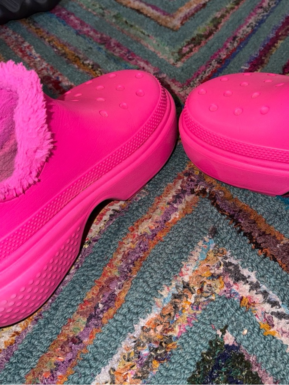 CROCS Stomp short Plush-Lined Slip-On Clogs in Bright Hot Pink - Picture 3 of 3